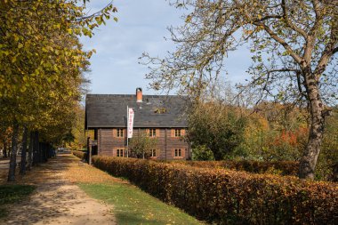 POTSDAM, GERMANY - 31 Ekim 2021: Potsdam şehir merkezindeki tarihi binalar 31 Ekim 2021 'de Brandenburg, Almanya' da mavi gökyüzüne karşı