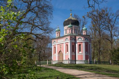 Potsdam şehir merkezindeki tarihi binalara karşı mavi gökyüzü, Brandenburg, Almanya