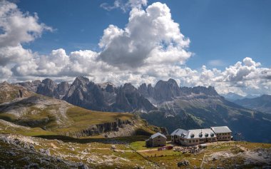 Güney Tirol 'deki manzaranın panoramik görüntüsü ünlü Schlern dağı, İtalya, Avrupa