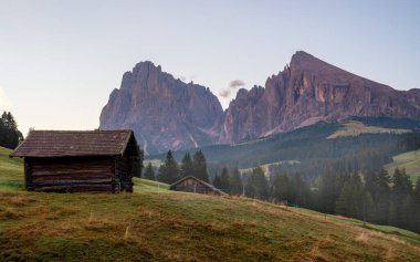 Güney Tirol 'deki ünlü Seiser Alp, İtalya ve Avrupa manzarasının panoramik görüntüsü