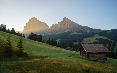 Güney Tirol 'deki ünlü Seiser Alp, İtalya ve Avrupa manzarasının panoramik görüntüsü