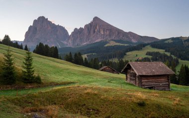 Güney Tirol 'deki ünlü Seiser Alp, İtalya ve Avrupa manzarasının panoramik görüntüsü
