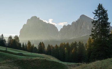 Güney Tirol 'deki ünlü Seiser Alp, İtalya ve Avrupa manzarasının panoramik görüntüsü