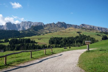 Güney Tirol 'deki ünlü Seiser Alp, İtalya ve Avrupa manzarasının panoramik görüntüsü