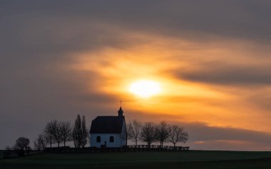 Mertloch, Eifel, Rhineland-Palatinate, Almanya 'daki Kutsal Haç Şapeli' nin panoramik görüntüsü