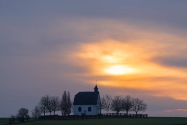 Mertloch, Eifel, Rhineland-Palatinate, Almanya 'daki Kutsal Haç Şapeli' nin panoramik görüntüsü
