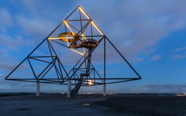 BOTTROP, GERMANY - 24 FEBRUARY 2024: Tetraeder, Ruhr Metropolis 'in 24 Şubat 2024' te Bottrop, Almanya 'da bulunan Beckstrasse' un tepesindeki bir kasabası