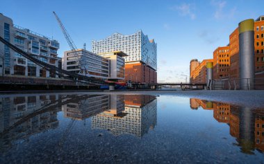 Hamburg, Almanya - 23 Şubat 2024: Liman kenti Hamburg 'daki modern binalar 23 Şubat 2024' te Almanya 'da