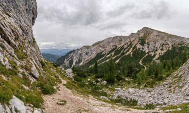 Güney Tirol 'ün ünlü Prag Vadisi, İtalya ve Avrupa' daki manzarasının panoramik görüntüsü