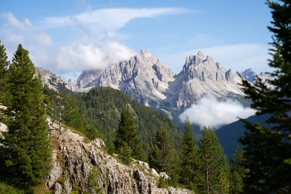 Güney Tirol 'ün ünlü Prag Vadisi, İtalya ve Avrupa' daki manzarasının panoramik görüntüsü