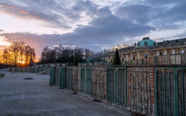 Potsdam, Almanya - 25 Mart 2024: Potsdam şehir merkezinde 25 Mart 2024 'te Brandenburg, Almanya' da gökyüzüne karşı tarihi kaleler