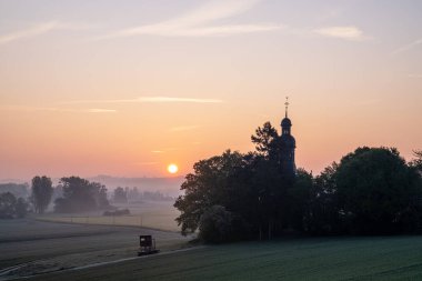 Mendig, Eifel, Rhineland-Palatinate, Almanya 'daki Fraukirch kilisesinin panoramik görüntüsü