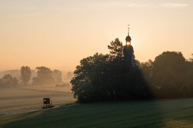 Mendig, Eifel, Rhineland-Palatinate, Almanya 'daki Fraukirch kilisesinin panoramik görüntüsü