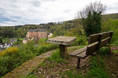 Kyllburg, Almanya - 27 Nisan 2024: Malbeck kalesinin 27 Nisan 2024 tarihli panoramik görüntüsü Almanya 'nın Rhineland-Palatinate kentinde