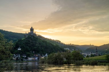 Cochem, Almanya - 31 Mayıs 2024: Cochem 'in eski şatosuyla panoramik görüntüsü 31 Mayıs 2024, Rhineland-Palatinate, Almanya