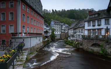 Monschau, Almanya - 17 Mayıs 2024: Monschau 'nun tarihi binaları 17 Mayıs 2024' te Kuzey Ren Vestfalya, Almanya