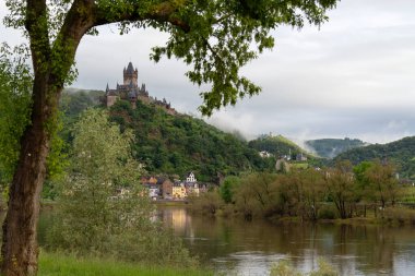 Cochem, Almanya - 30 Mayıs 2024: 30 Mayıs 2024 'te Rhineland-Palatinate, Almanya' da Cochem ve eski şatonun panoramik görüntüsü