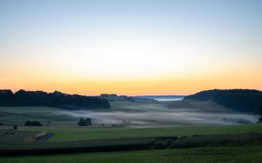 Güneş doğarken Blankenheim 'a yakın Eifel' deki yaz manzarasının panoramik görüntüsü, Kuzey Ren Vestfalyası, Almanya