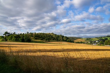 Güneş doğarken Blankenheim 'a yakın Eifel' deki yaz manzarasının panoramik görüntüsü, Kuzey Ren Vestfalyası, Almanya