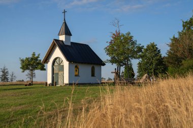 Blankenheim, Eifel, Rhineland-Palatinate, Almanya yakınlarındaki Wershofen 'deki küçük şapelin panoramik görüntüsü