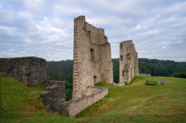 Pruem, Almanya - 3 Temmuz 2024: Eski Schoenecken kalesinin 3 Temmuz 2024 'te Pruem, Eifel, Rhineland-Palatinate, Almanya' daki panoramik görüntüsü