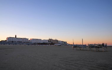 Borkum, Almanya - 4 Aralık 2024: Borkum kıyısı silueti 4 Aralık 2024 'te Doğu Frizya, Aşağı Saksonya, Almanya