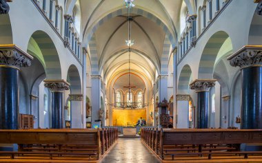 Monschau, Almanya - 14 Mayıs 2024: Almanya 'nın Kuzey Ren Vestfalya eyaletinin Monschau kentinde 14 Mayıs 2024 tarihinde Kalterherberg' deki Aziz Lambertus Kilisesi 'nin ana koridorunda görüldü.