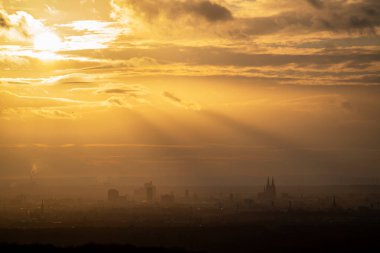 Köln 'ün günbatımına, Almanya ve Avrupa' ya karşı katedralli panoramik görüntüsü