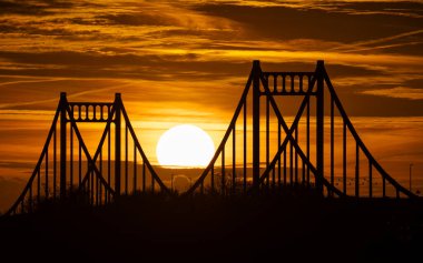 Günbatımında Ren Nehri 'ni geçen eski köprü, Krefeld, Kuzey Ren Vestfalyası, Almanya