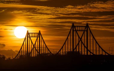 Günbatımında Ren Nehri 'ni geçen eski köprü, Krefeld, Kuzey Ren Vestfalyası, Almanya