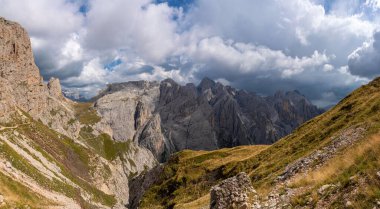 Güney Tirol, İtalya ve Avrupa 'daki manzaranın panoramik görüntüsü