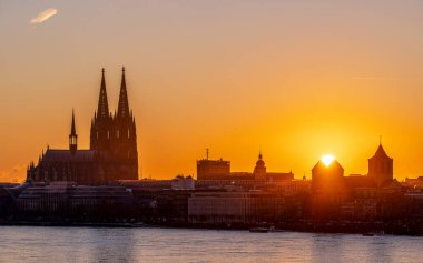 Köln, Almanya - 13 Ocak 2025: Köln Katedrali 13 Ocak 2025 günü Almanya, Avrupa 'da gün batımına karşı