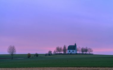 Mertloch 'taki Kutsal Haç Şapeli' nin panoramik görüntüsü; Eifel; Rhineland-Palatinate; Almanya
