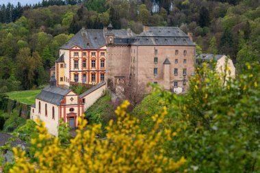 Kyllburg, Almanya - 27 Nisan 2024: Malbeck kalesinin 27 Nisan 2024 tarihli panoramik görüntüsü Almanya 'nın Rhineland-Palatinate kentinde
