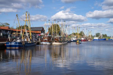 Selamlar, Almanya - 29 Eylül 2025: 29 Eylül 2025 'te Greetsiel, Doğu Frizya, Almanya' da balıkçı tekneleriyle Greetsiel limanı