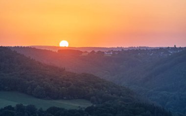Güzel manzaranın panoramik görüntüsü, Eifel, Rhineland-Palatinate, Almanya