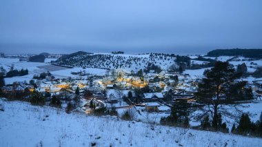 Gündoğumu sırasında Blankenheim 'a yakın Eifel' deki kış manzarasının panoramik görüntüsü, Kuzey Ren Vestfalyası, Almanya