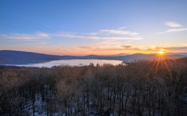 Sabah saatlerinde Laacher Gölü 'nün panoramik görüntüsü, Eifel, Rhineland-Palatinate, Almanya
