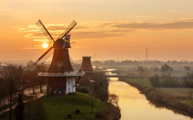 Selamlar, Almanya - 9 Şubat 2025: Greetsiel Mills 9 Şubat 2025 'te Greetsiel, Doğu Frizya, Almanya