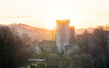 Pelm, Almanya - 6 Nisan 2024: 6 Nisan 2024 Eifel, Almanya 'da eski Kasselburg şatosunun panoramik görüntüsü