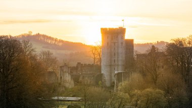 Pelm, Almanya - 6 Nisan 2024: 6 Nisan 2024 Eifel, Almanya 'da eski Kasselburg şatosunun panoramik görüntüsü