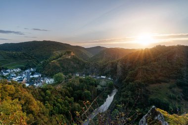 Altenahr, Ahr, Rhineland-Palatinate, Almanya çevresindeki dağ manzarasının panoramik görüntüsü