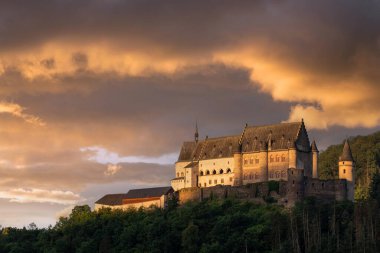Vianden, Luxemburg - 7 Temmuz 2024: Eski Vianden şatosunun 7 Temmuz 2024 'teki panoramik görüntüsü