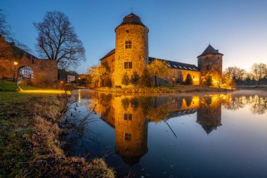 Ratingen, Almanya - 8 Mart 2025: Ruhr metropolü Ratingen 'in 8 Mart 2025' te Kuzey Ren Vestfalya, Almanya 'daki tarihi şatosu