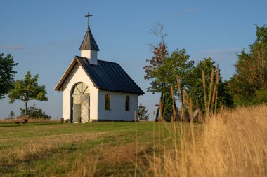 Blankenheim, Eifel, Rhineland-Palatinate, Almanya yakınlarındaki Wershofen 'deki küçük şapelin panoramik görüntüsü