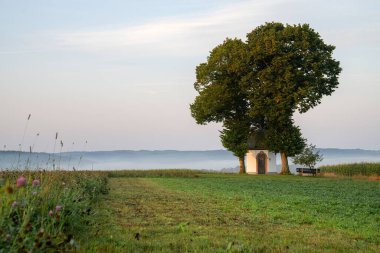 Blankenheim, Eifel, Rhineland-Palatinate, Almanya yakınlarındaki Lommersdorf 'taki küçük şapelin panoramik görüntüsü