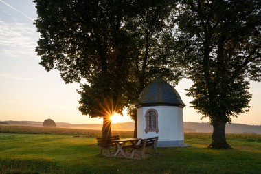 Blankenheim, Eifel, Rhineland-Palatinate, Almanya yakınlarındaki Lommersdorf 'taki küçük şapelin panoramik görüntüsü