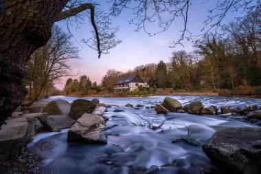 Wipperkotten 'ın sonbaharda Wupper nehrine yakın panoramik görüntüsü, Solingen, Almanya