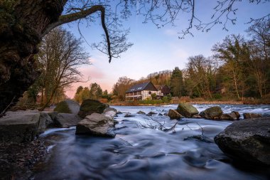 Wipperkotten 'ın sonbaharda Wupper nehrine yakın panoramik görüntüsü, Solingen, Almanya