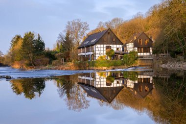 Wipperkotten 'ın sonbaharda Wupper nehrine yakın panoramik görüntüsü, Solingen, Almanya